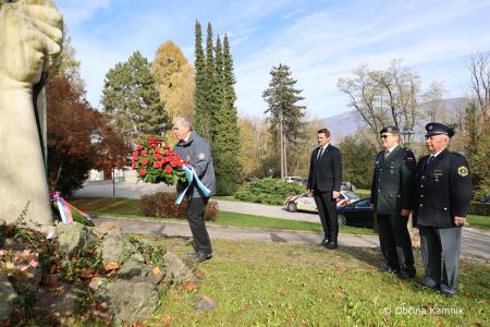 Ob 1. novembru smo se s polaganjem cvetja poklonili žrtvam vojn (15)